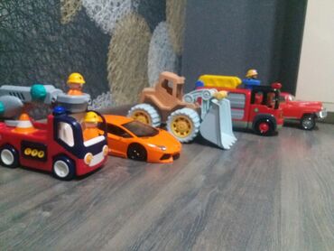 Oyuncaqlar: Uşaq üçün oyuncaq avtomobil və texnika dəsti Tərkib: - Qırmızı rəngli — 2