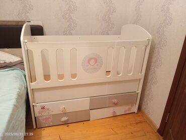 Детские и подростковые гарнитуры: Для девочки, Б/у, Четырехугольная, Колыбель, С бортиками, Без матраса, Без механизма качания