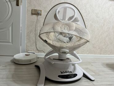 islenmis seyf qapi: Oğlan və qız üçün, Beşik, Yellənmə mexanizm ilə