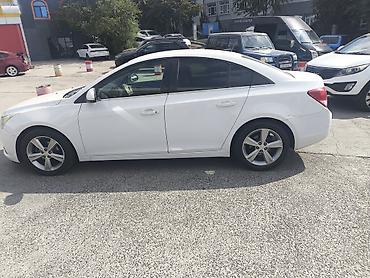 Chevrolet: Chevrolet Cruze LT – sedan, ağ rəng. Texniki və dizayn — 9