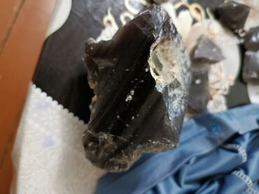 ikinci əl plastik qapi: Təbii obsidian daş parçaları Məhsulun təsviri: - Vulkanik mənşəli
