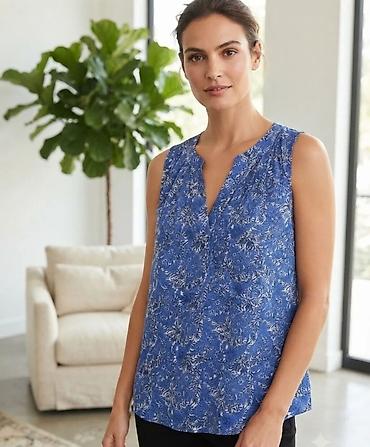 Ženska bezrukavna bluza – plava sa sitnim floralnim dezenom. -
