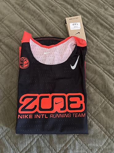 vikend torba: Nike AeroSwift Dri-FIT ADV Graphic Tank vel. S NOVO
IR5925 010 — 6