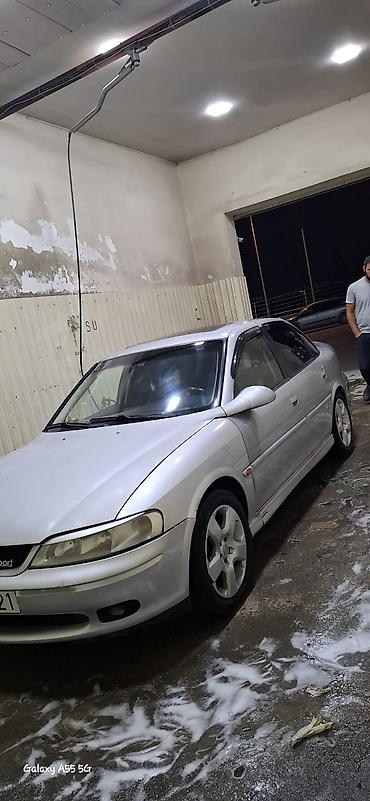 opel omega: Opel Vectra Sport sedan, gümüşü rəngdə avtomobil. Ön, arxa kamera — 6