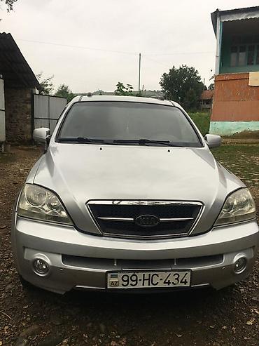 vito oturacaqlar: Kia Sorento, gümüşü rəngli SUV. Xüsusiyyətlər: - Geniş və komfortlu — 1