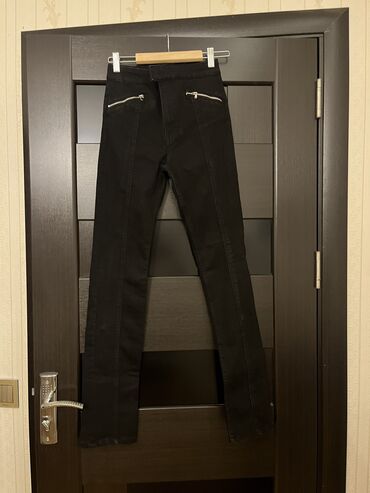 Atlama ipləri: Zara yan cibləri ve arxa eteklerde zamok olan, dar, uzun qara cins — 17