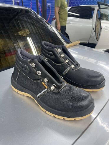 мужские обувь: Новые рабочие ботинки новые!
43 размер! 1 шт