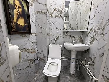 Продажа полдома: Продается двух этажный дом 🏡 Понарамные окна 🪟 250кв 📐 На первом — 14