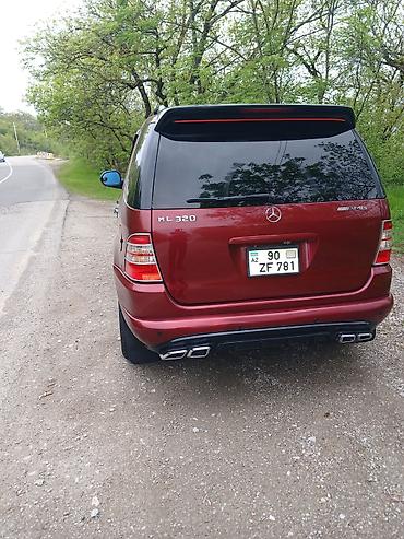 qirmizi masin: - Növ: SUV, 5 qapı - Korpus rəngi: tünd qırmızı/bordo - Salon: açıq — 3