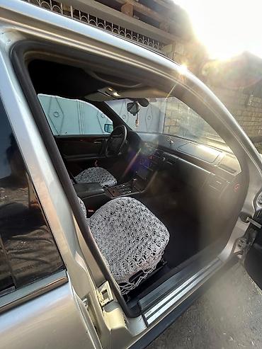 mazda 3: Mercedes-Benz E-Class: 2 l | 1997 il Sedan — 2
