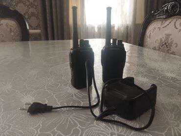 мини диктофон: Комплект из двух черных раций с зарядной станцией, предназначенных для