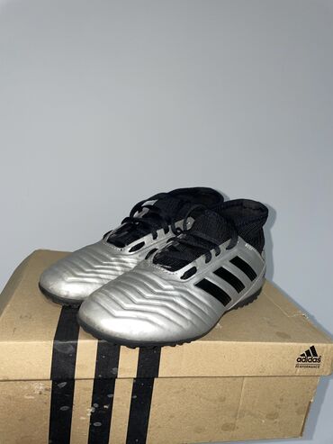 Кроссовки и спортивная обувь: Продаю новые и оригинальные бутсы adidas predator. Размер 36