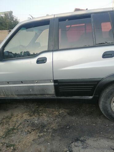 бу чехол на машину: Серебристый внедорожник SsangYong Musso с пятью дверями
