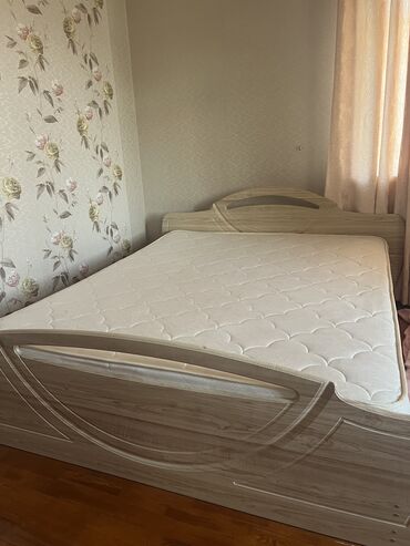 кровать спальни: Спальный гарнитур, Двуспальная кровать, цвет - Бежевый, Б/у