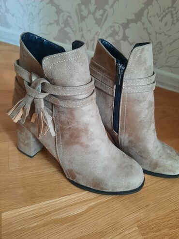 qadın üçün qış zamşa botfortları: Bej rəngli qadın qış-payız botları - Material: süet üst, iç hissə