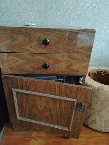 Qonaq otağı dəstləri: Klassik üslubda otaq mebelləri dəsti Dəst tərkibi: - Geniş divar — 2