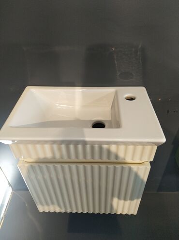 usaq otagi ucun alcipan fiqurlari: Ağ rəngli, keramika materialından hazırlanmış bu düzbucaqlı lavabo