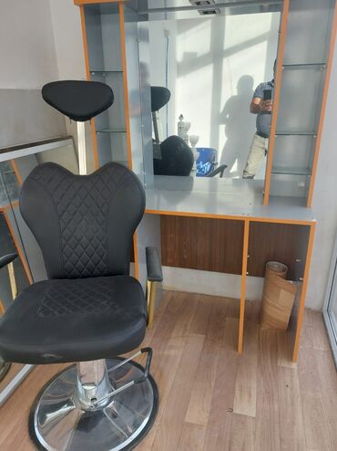 Salon, tibbi mebel dəsti: Bərbər stolu və stul dəsti. Bu dəstə aynalı tualet masası və təkərli