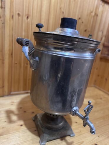 вазы из богемского стекла: Klassik kömür/odunla işləyən metal samovar - Material: qalın divarlı