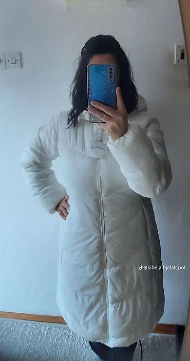 bez tech fleece: Ženska duga zimska jakna – bela - Model: duga puffer jakna sa — 1