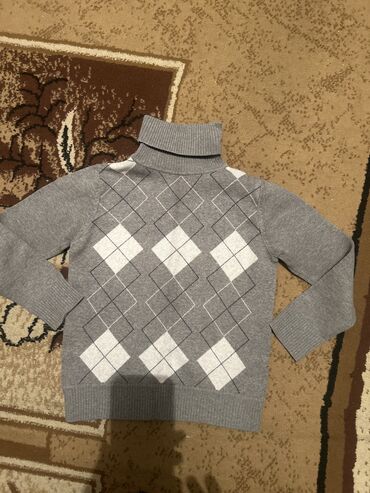 мужской свитер: Продаю детскую свитер в отличном состоянии