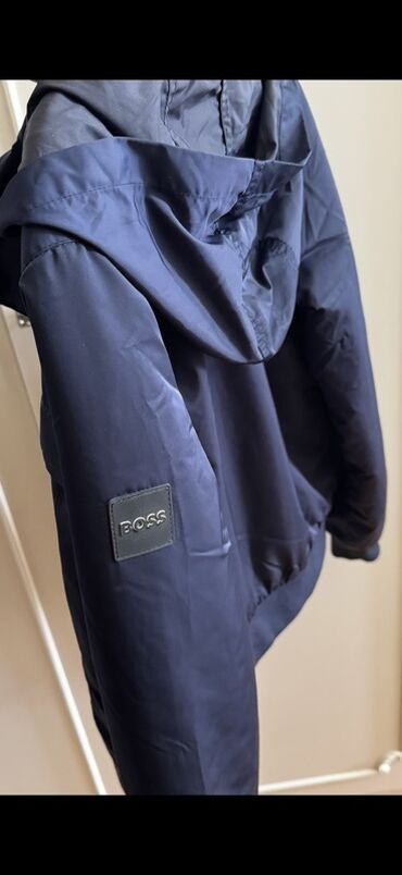 Sviterlər: BOSS brendlı kişi kurtkası – tünd göy rəng. - Kəsim: qısa, idman