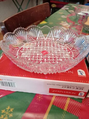 Meyvə qabları: Noritake Zeh markalı, oval formalı, kristal qab. Qabın kənarları