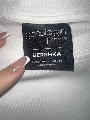şort: Bershka “Gossip Girl” temalı ağ köynək - Brend: Bershka (rəsmi — 2