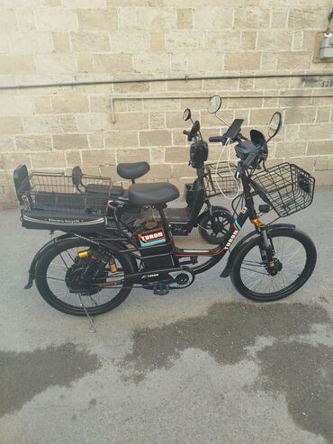 Elektrik velosipedlər: Ön və arxa tərəflərində yük səbətləri olan qara rəngli elektrik