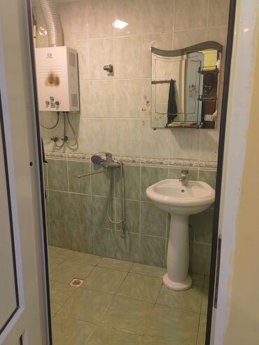 Uzunmüddətli kirayə mənzillər: 6ci mk 2otaqlı içi əşyalı ev kira verilir 380 AZN 5in 5ci mərtəbəsi — 4