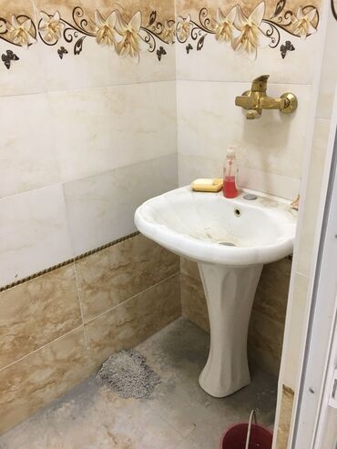 Ofislər: Gəncə şəhərində Mərkəzdə İcra hakimiyyətinin qarşisindaki kucede — 7