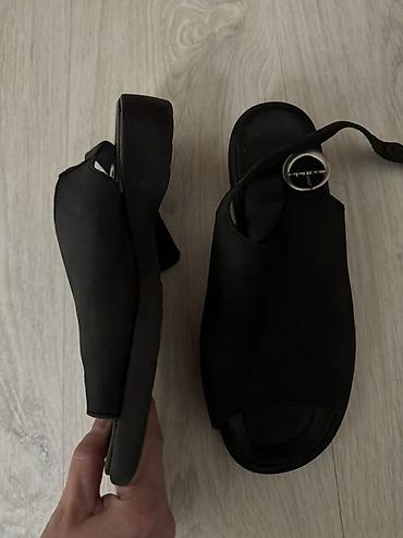 klompe sa platformom: Crne ženske sandale sa platformom.Preudobne.Visina djona 3,5cm.Marka — 1