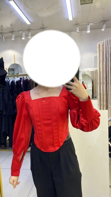 женская рубашка размер м: Крыта корсетцвет красный, размер стандартсзади завязки ни разу не