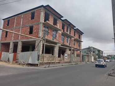 Kommersiya daşınmaz əmlakının satışı: Satılır: Yol kənarında tikilən 3 mərtəbəli, mərtəbələrində eyvanları — 7