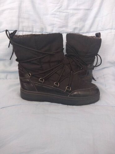 Čizme: Lusso cizme broj 38. Model je lep, sa pertlama, boja crna. Unutra su — 9