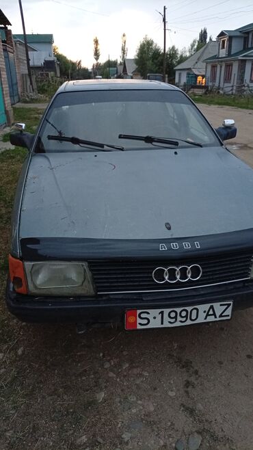 женские машины не дорогои: Седан Audi 100 серого цвета с характерным дизайном передней части
