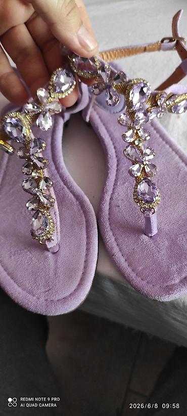 ugg sandals: Ženske sandale – lavanda ljubičaste, sa T-kaišem bogato ukrašenim — 2