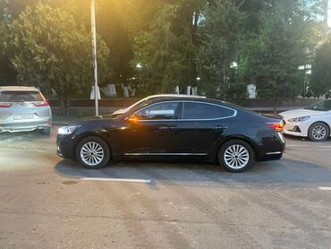 Kia: Черный седан Kia Cadenza с элегантными линиями кузова и хромированной