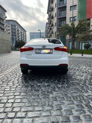 Kia: Kia Forte sedan – ağ rəng, şəhər və uzun yol üçün rahat və qənaətcil — 13