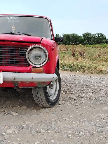 ВАЗ (ЛАДА): VAZ 2101, qırmızı rəng, sedan kuzov, 4 qapı. Xüsusiyyətlər: - Arxa — 8