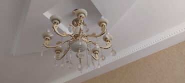 işiqlı güzgü: Çılçıraq, 10 və daha çox lampa, Metal