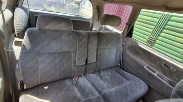 срочно срочно продаю машина: Салон автомобиля Honda Odyssey, выполненный в сером цвете. Передние