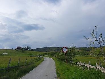 Kupujem kuću: Na prodaju plac površine 40 ari 12 km od centra Zlatibora. Na placu je — 9