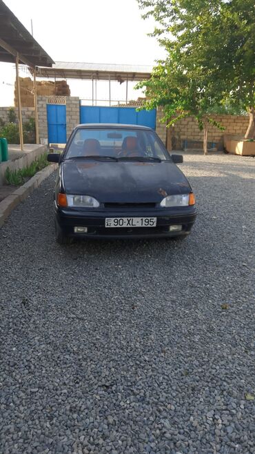 qosqu satilir: Qara rəngdə Hyundai Accent sedan avtomobili. Avtomobilin ön hissəsində