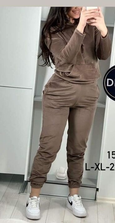 Gornji i donji deo: Plisane trenerke,vece velicine.
2.700
L,XL,2XL,3XL — 14