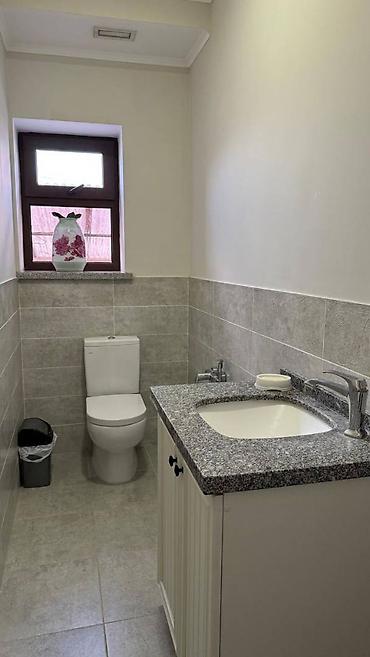 Продажа коттеджей и домов: Продается 2-х эт. дом + цокольный этаж Район Киргизия-1 Зем. участка - — 11