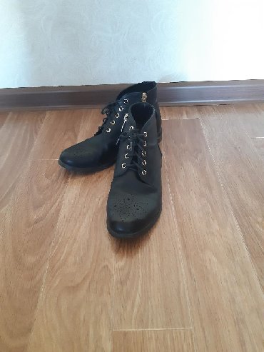 обувь 37: Ботинки на девочку 
Деми 
Размер 37
На одном каблуке слетела набойка