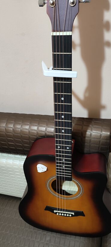 Гитары: Акустическая гитара с вырезом (тип корпуса Dreadnought Cutaway), 6 — 2