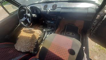 VAZ (LADA): VAZ 2106, ağ rəngli sedan. Texniki xüsusiyyətlər: - Kuzov: sedan — 5