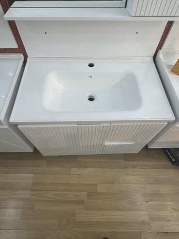 Moydadırlar: Ağ rəngli keramika lavabo, inteqrasiya edilmiş şkaf ilə birlikdə